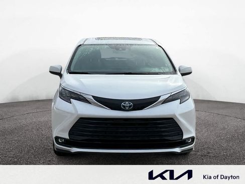 Used 2025 Toyota Sienna XLE image 8