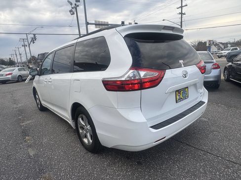 Used 2015 Toyota Sienna LE image 9