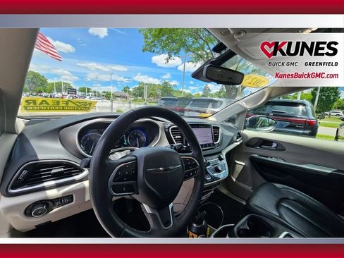 Used 2023 Chrysler Pacifica Touring-L FWD image 13