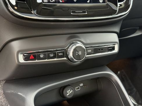 Certified 2025 Volvo XC40 B5 Core image 28