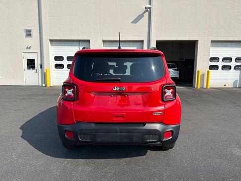 Used 2018 Jeep Renegade Latitude FWD image 3