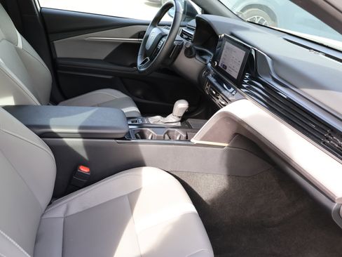 Used 2025 Toyota Camry SE image 11