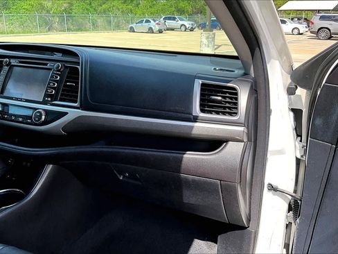 Used 2018 Toyota Highlander SE FWD image 19