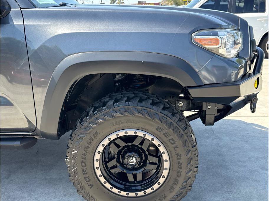 Used 2017 Toyota Tacoma TRD Off-Road w/ Tow Package AWD/4WD image 40