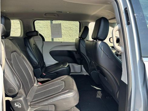 Used 2024 Chrysler Pacifica Touring-L FWD image 12