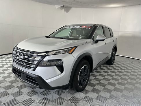 Certified 2024 Nissan Rogue SV AWD/4WD image 4
