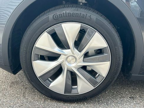 Used 2024 Tesla Model Y 2WD image 30