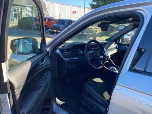 New 2025 Jeep Grand Cherokee Altitude AWD/4WD image 14