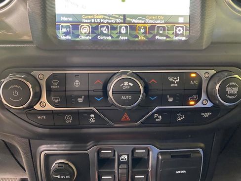 Used 2020 Jeep Wrangler Unlimited Sahara AWD/4WD image 16