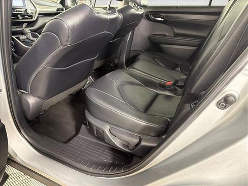 Used 2025 Toyota Highlander XLE FWD image 22