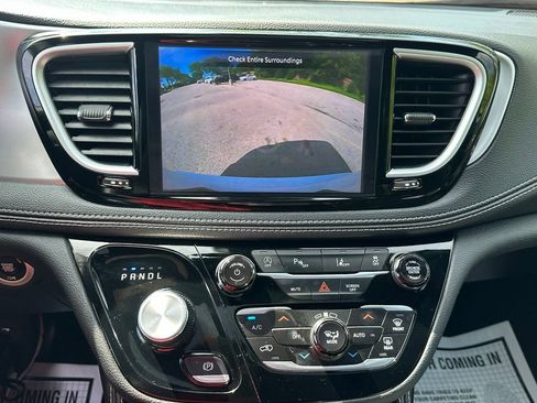 Used 2025 Chrysler Pacifica Limited FWD image 28