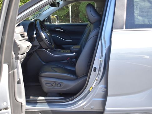 Used 2023 Toyota Highlander XLE image 4