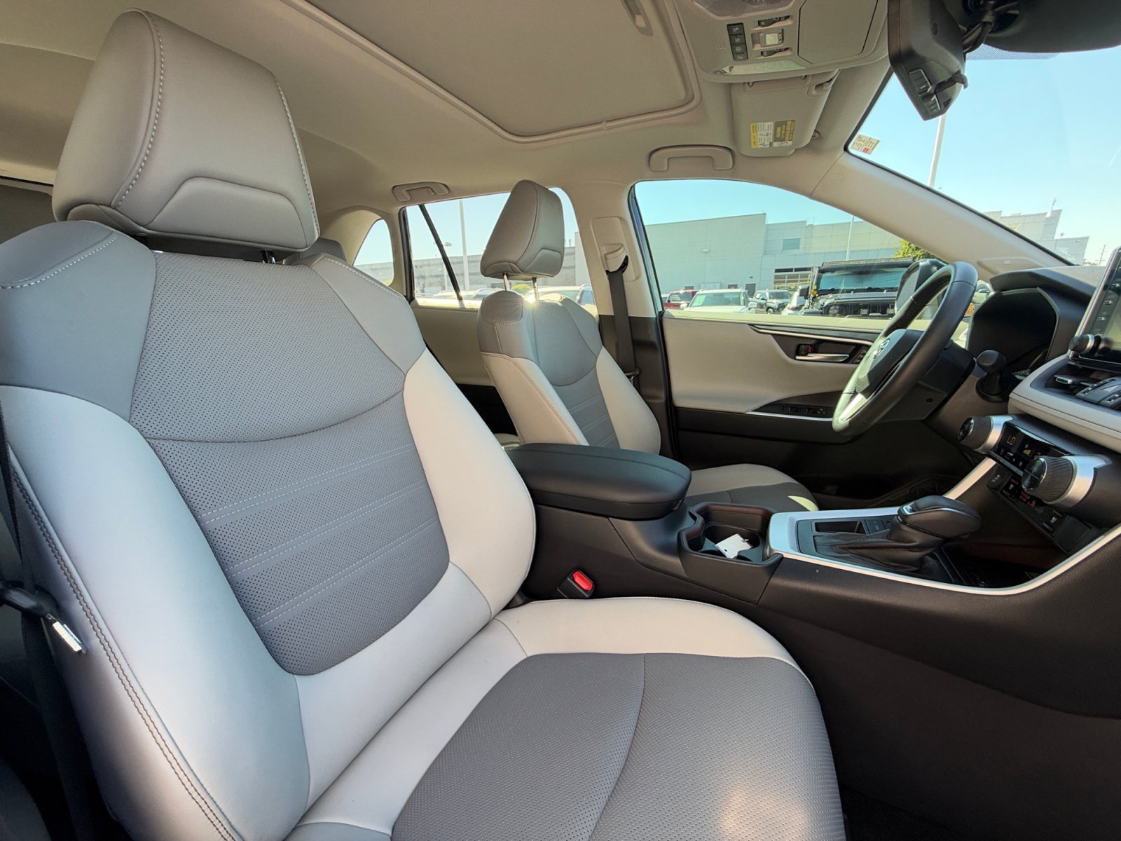 Used 2020 Toyota RAV4 Limited FWD image 19
