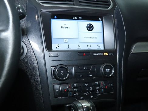 Used 2018 Ford Explorer XLT w/ Equipment Group 202A FWD image 28