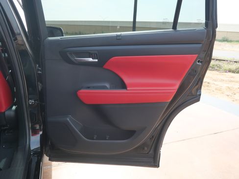 Used 2023 Toyota Highlander XSE image 10