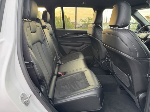 Used 2025 Jeep Grand Cherokee Altitude image 34