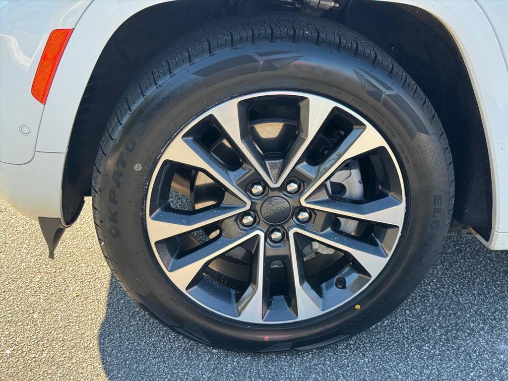 Used 2023 Jeep Grand Cherokee Overland AWD/4WD image 9