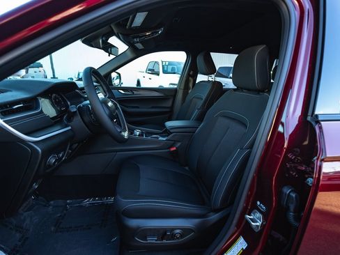 New 2025 Jeep Grand Cherokee 4WD image 18