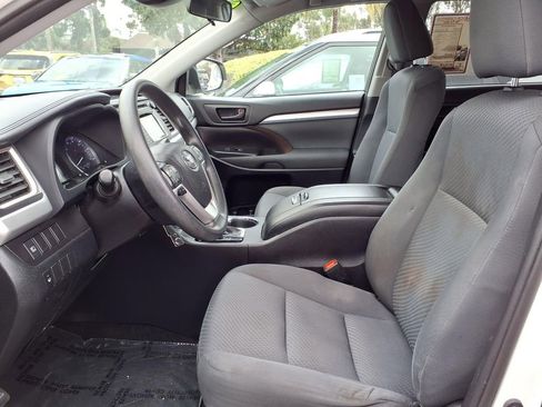 Used 2019 Toyota Highlander LE w/ Carpet Mat Package (TMS) image 8