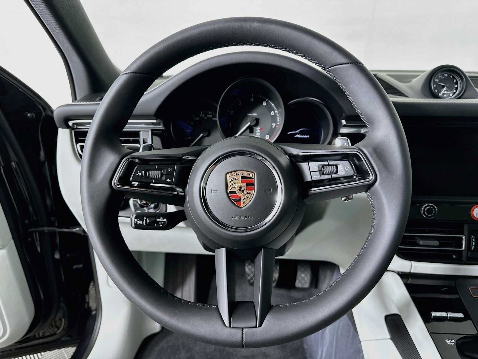 Certified 2025 Porsche Macan AWD/4WD image 14