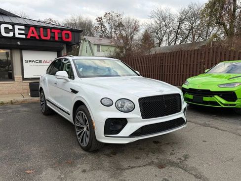 Used 2021 Bentley Bentayga w/ First Edition Specification image 8