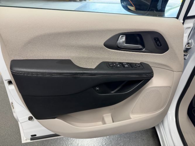 Used 2024 Chrysler Pacifica Limited FWD image 7