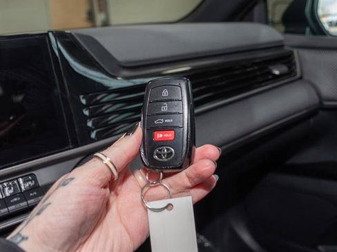 Used 2025 Toyota Camry SE image 15