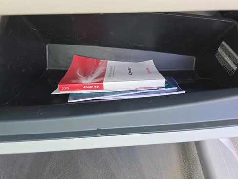 Used 2009 Toyota Camry Base 4dr Sedan 5M image 29