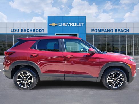 Used 2025 Chevrolet TrailBlazer LT image 2