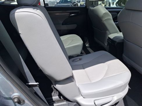 Used 2021 Toyota Highlander Platinum FWD image 31