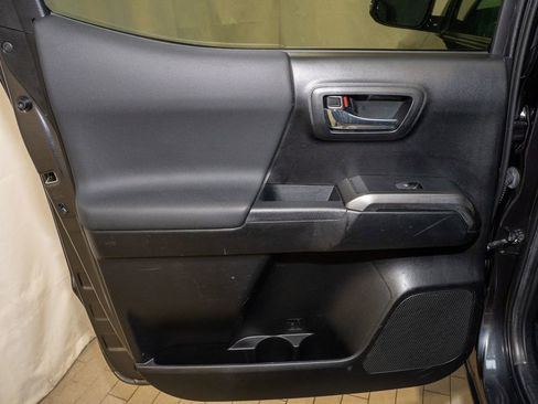 Used 2022 Toyota Tacoma TRD Off-Road image 8