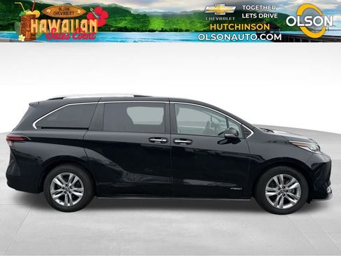 Used 2021 Toyota Sienna Limited image 6