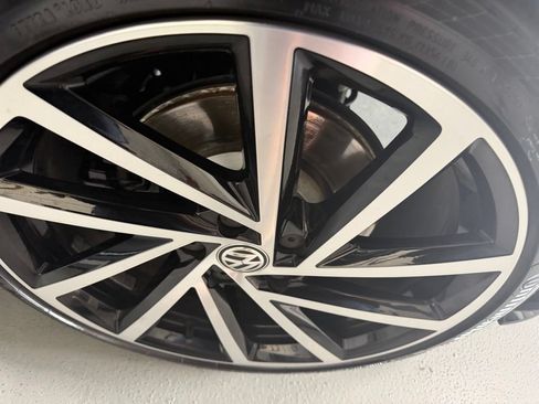 Used 2018 Volkswagen Golf R 4-Door AWD/4WD image 12