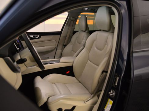 Used 2023 Volvo XC60 B5 Ultimate w/ Climate Package image 4