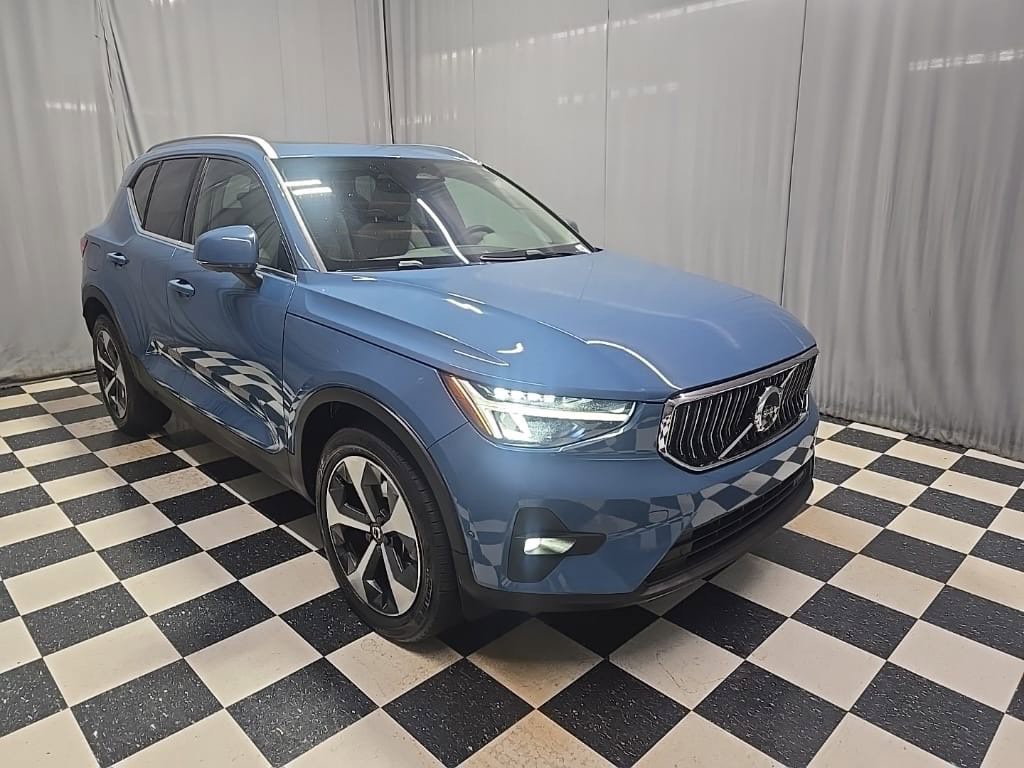 Used 2023 Volvo XC40 B5 Plus w/ Protection Package Premier AWD/4WD image 3