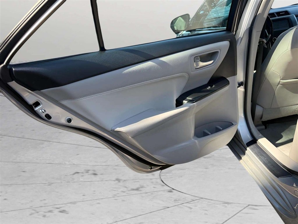 Used 2015 Toyota Camry XLE w/ Moonroof Package FWD image 21