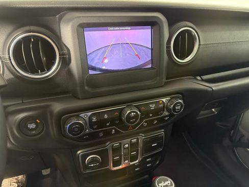 Used 2018 Jeep Wrangler Unlimited Sahara w/ Cold Weather Group AWD/4WD image 15