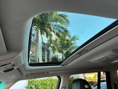 Used 2010 Land Rover Range Rover HSE LUX image 17