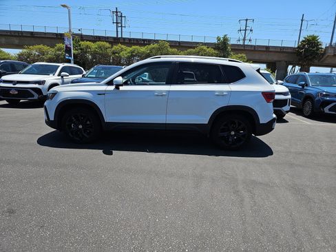 Used 2022 Volkswagen Taos SE FWD image 8