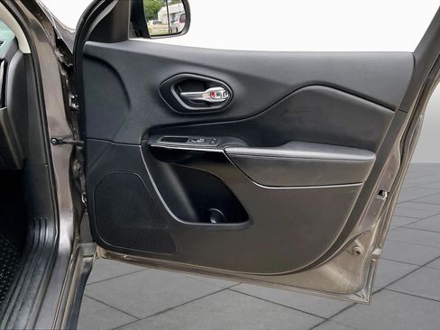 Used 2019 Jeep Cherokee Latitude Plus FWD image 22