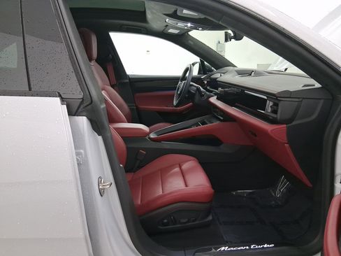 Certified 2025 Porsche Macan Turbo Electric AWD/4WD image 38