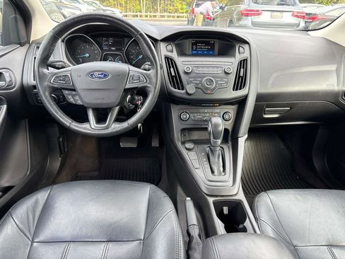 Used 2018 Ford Focus SE w/ SE Appearance Package image 9