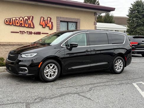 Used 2024 Chrysler Pacifica Touring-L image 3
