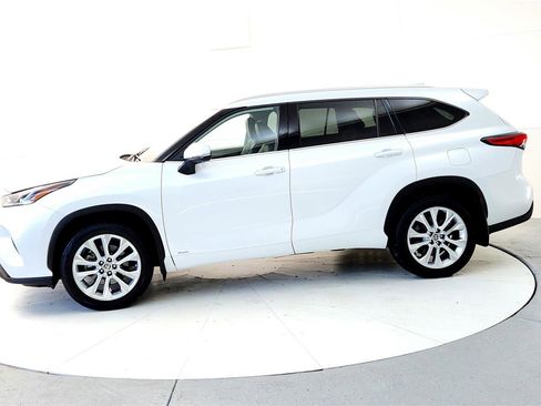Used 2022 Toyota Highlander Limited image 3