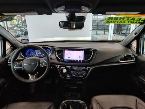 Used 2025 Chrysler Pacifica Select FWD image 30