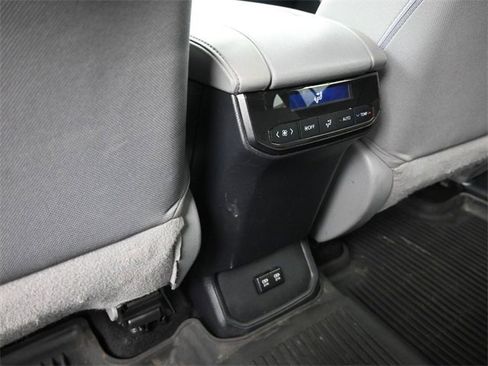 Used 2020 Toyota Highlander L image 25