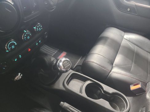 Used 2012 Jeep Wrangler Unlimited Sahara AWD/4WD image 22
