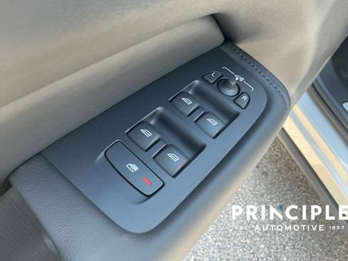 Certified 2025 Volvo XC60 B5 Core image 25