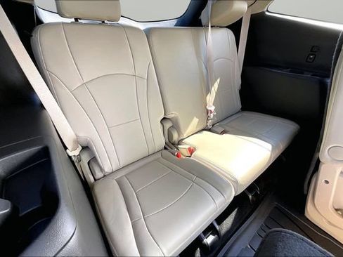 Used 2021 Buick Enclave Essence w/ Sound and Sites Package AWD/4WD image 28