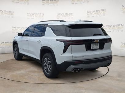 Used 2025 Chevrolet Traverse LT